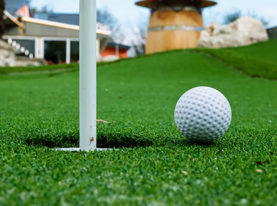 Trou et balle de golf